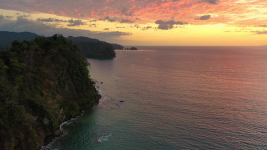 日落时飞过热带雨林海岸线上空视频