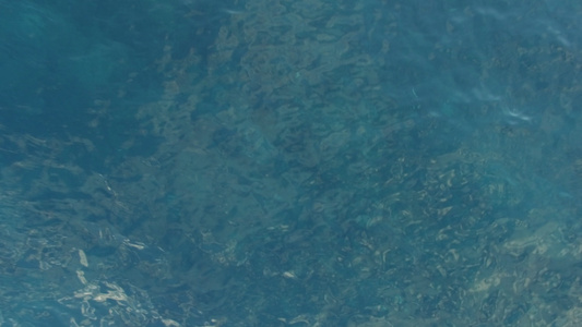 蓝色海洋表面和泡沫海浪的空中喷射视频