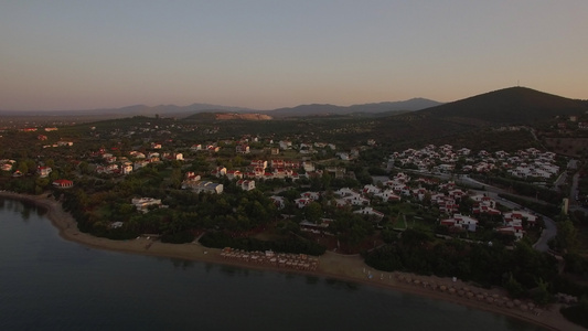 希腊Trikorfo海滩海岸的小屋空中视频