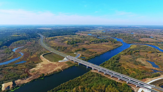河面公路桥水的空中观察视频