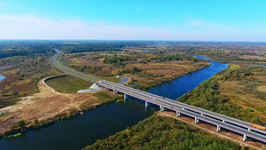 鸟对河上公路高速的观察空中对水面的公路桥进行观察27秒视频