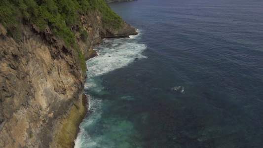 沿岩石海岸的坠落海浪空中观望佩古扬安地区北印度群岛视频