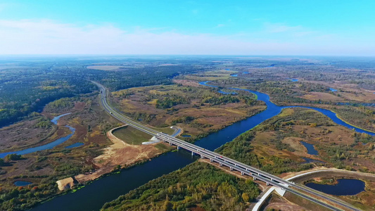 河上高速公路的空中景观[高等级公路]视频