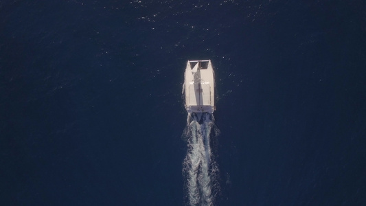 在蓝海航行的白色游艇上飞行视频
