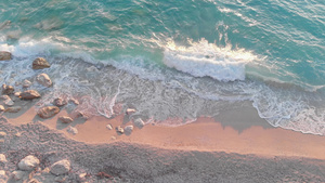 日落坠落在热带沙滩的海洋海浪中14秒视频