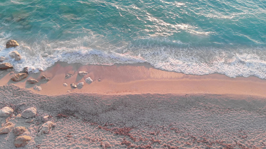日落时在热带沙滩上碰撞的海浪视频