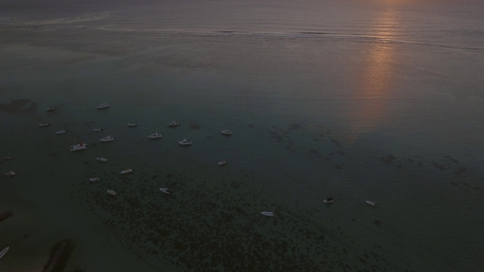 日落时锚游艇和海洋游艇的空中观察视频