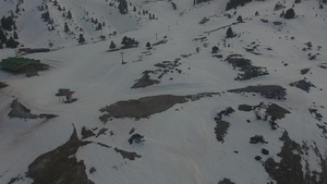 下午在希腊的卡拉夫里特滑雪中心的空中航拍18秒视频