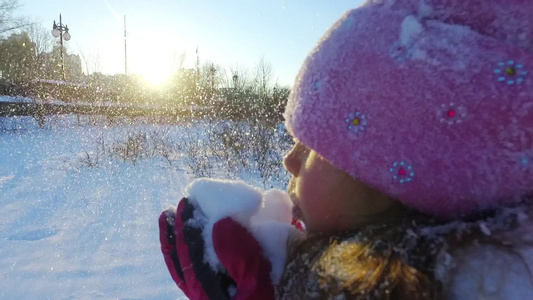 小女孩亲手吹雪冬季仙境视频