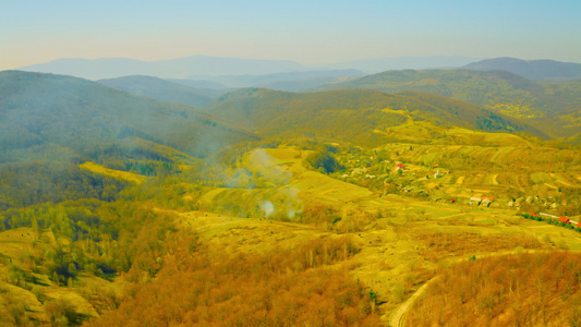 高山山脉地貌上空的无人驾驶飞机视频