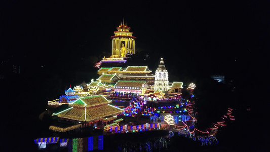 用多彩的美丽光芒拍摄了寺庙的夜景视频