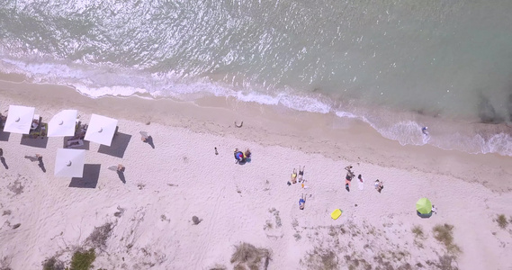 雨伞和人民日光浴的热带沙滩风景视频