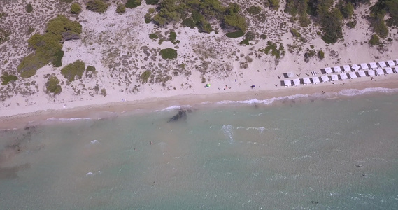 热带海滩鸟瞰图希腊萨尼海滩度假村的爱琴海碧蓝海水视频