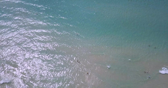 热带海滩鸟瞰图希腊萨尼海滩度假村的爱琴海碧蓝海水视频