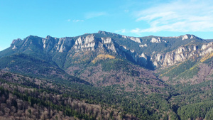 在罗马尼亚秋末的山地风景中无人驾驶飞机沿着西亚劳马斯30秒视频