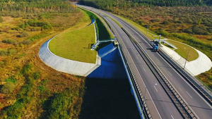 查看高速公路桥梁地貌30秒视频