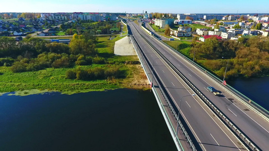河上城市道路鸟瞰图城市公路天景视频