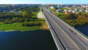 河上城市道路鸟瞰图城市公路天景28秒视频
