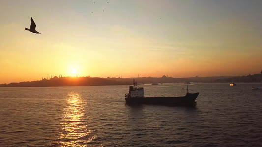 日落时在博斯普鲁斯海峡一艘正在航行的货船视频
