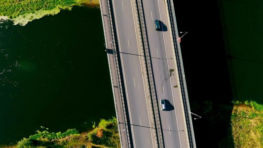 观看在河上高速公路行驶的空中汽车视频