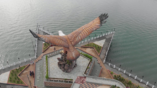 兰卡威岛的热门摄影景点有一座巨大的鹰纪念碑矗立在风景秀丽视频