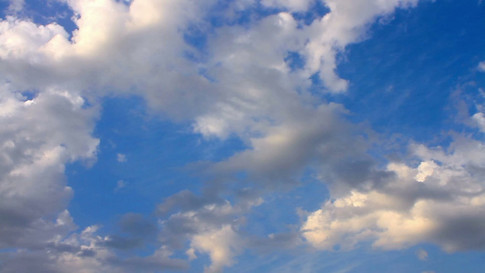 蓝天上的云朵飘过30秒30fps的高清延时云景镜头视频
