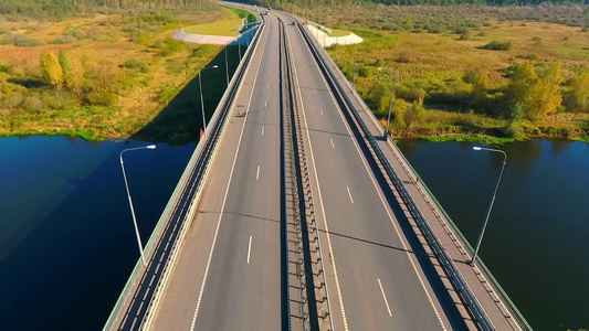 无人驾驶车在高速公路上行驶视频