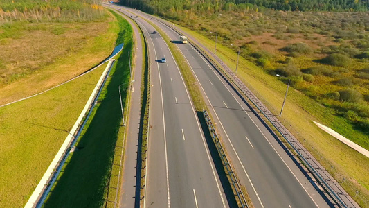 公路上的运输的空中观察公路上的车辆交通视频