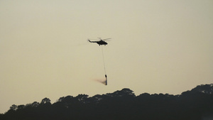 为森林火灾运送水桶的直升机12秒视频