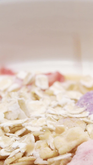 早餐酸奶中加入花生碎燕麦片27秒视频