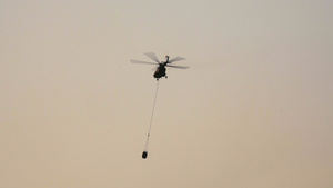 为森林火灾运送水桶的直升机15秒视频