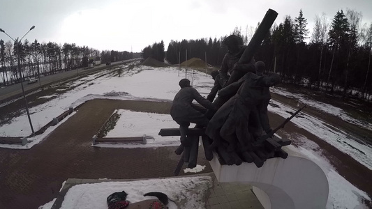 在路边的战争纪念碑上空飞行视频