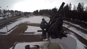在路边的战争纪念碑上空飞行22秒视频