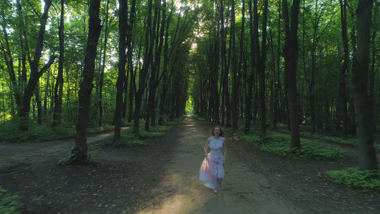 穿着白色连衣裙的女人在林间散步视频