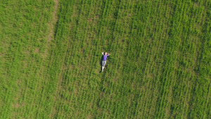女人躺在草地上放松28秒视频