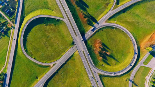 环绕公路空中观察环绕公路的汽车交通[旋绕]视频