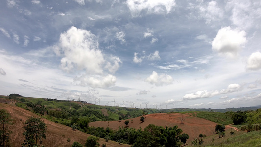 风力涡轮机在山上产生电场天空中美丽云彩在泰国的赵高视频