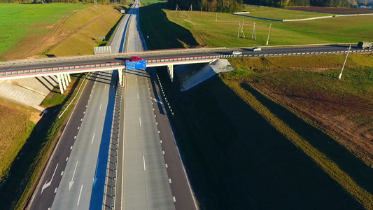 在高速公路桥上驾驶的汽车空中观视路口汽车桥高速公路视频