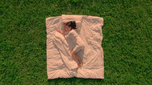 女性在户外草地上的夜空中睡眠13秒视频