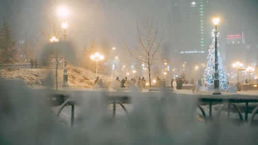 圣诞节夜晚城市街头飘落雪花视频