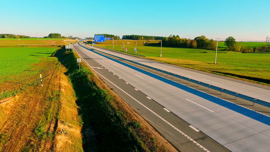 公路空中航向上行驶的汽车视频