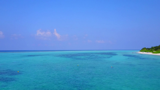 利用透明有白色沙滩背景的海洋旅行进行无人驾驶飞机飞越视频