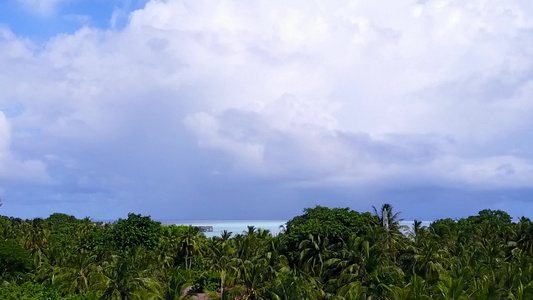 蓝绿色海洋和白沙背景下美丽泻湖海滩度假的空中海景视频