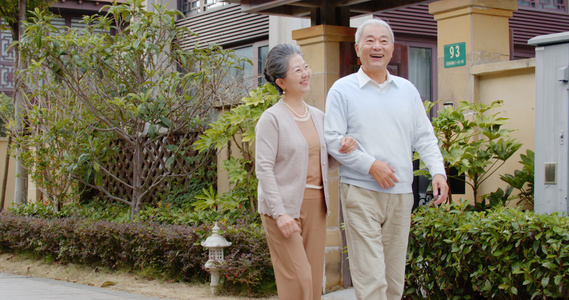 小区里散步的老年夫妇视频