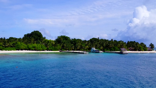蓝色环礁湖和白色沙滩背景热带旅游者海滩探险的风景视频