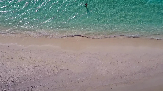 以蓝环礁和白沙为背景的宁静度假度假胜地海滩航行视频