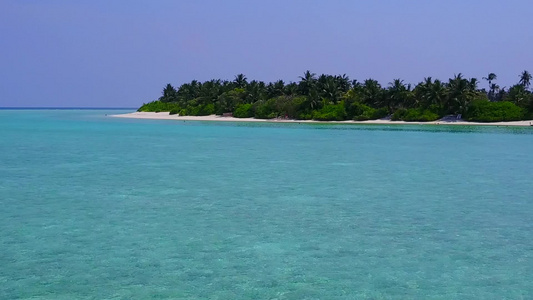 以蓝环礁湖和白沙为背景的奇异海滨海滩旅游视频