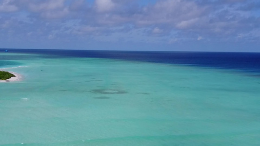 豪华环礁湖海滩浅海和白沙背景度假的空中无人驾驶无人驾驶视频