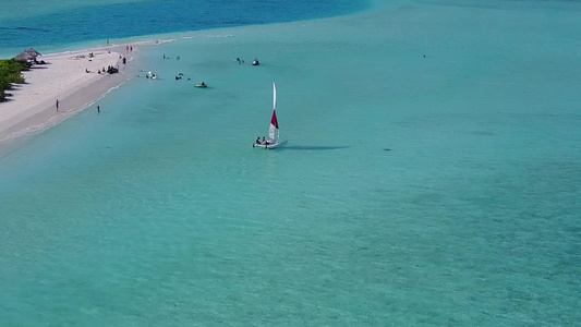 以白沙为背景的蓝色海洋冲破蓝海突如其来的海湾海滩视频