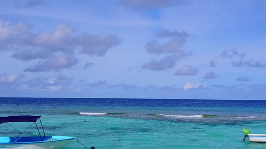 绿松石海洋和白色沙滩背景下异国情调的海岸线海滩之旅视频